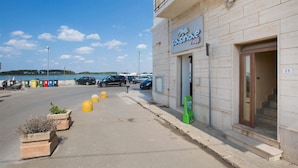 Un bâtiment sur lequel est apposée une enseigne indiquant « S. S. S. S. S. S. S. S. S. S. S. S. S. S. S. S. S. S. S. S. S. S. S. S. S. S. S. S. S. S. S. S. S. S. S. S. S. S. S. S. S. S. S. S. S. S. S. S. S. S. S. S. S. S. S. S. S. S. S. S. S. S. S. S. S. S. S. S. S. S. S. S. S. S. S. S. S. S. S. S. S. S. S. S. S. S. S. S. S. S. S. S. S. S. S. ».