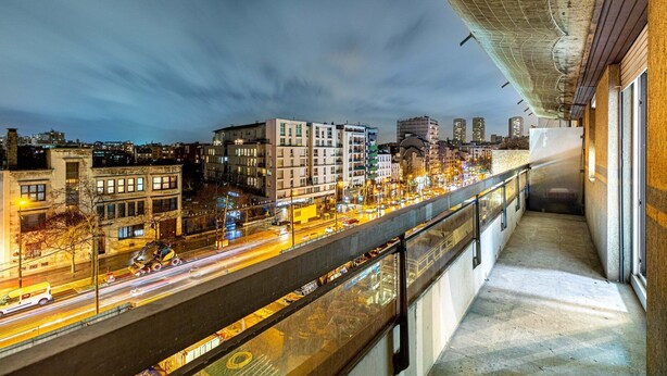 A high-rise building with a balcony overlooking a busy street at night. - GuestReady - calming nest near Place d'Italie (Paris)