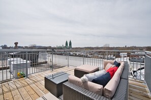 Terrace/patio - Bright 2-Floor Penthouse Condo with Parking (Montréal)