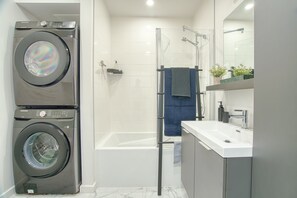 SĂšche-cheveux, bidet, serviettes fournies, savon