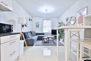 Standard Apartment | Living area | Smart TV, Netflix, streaming services - 1-Bed City Nest in Cardiff (Cardiff)
