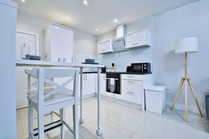Full-sized fridge, microwave, oven, stovetop