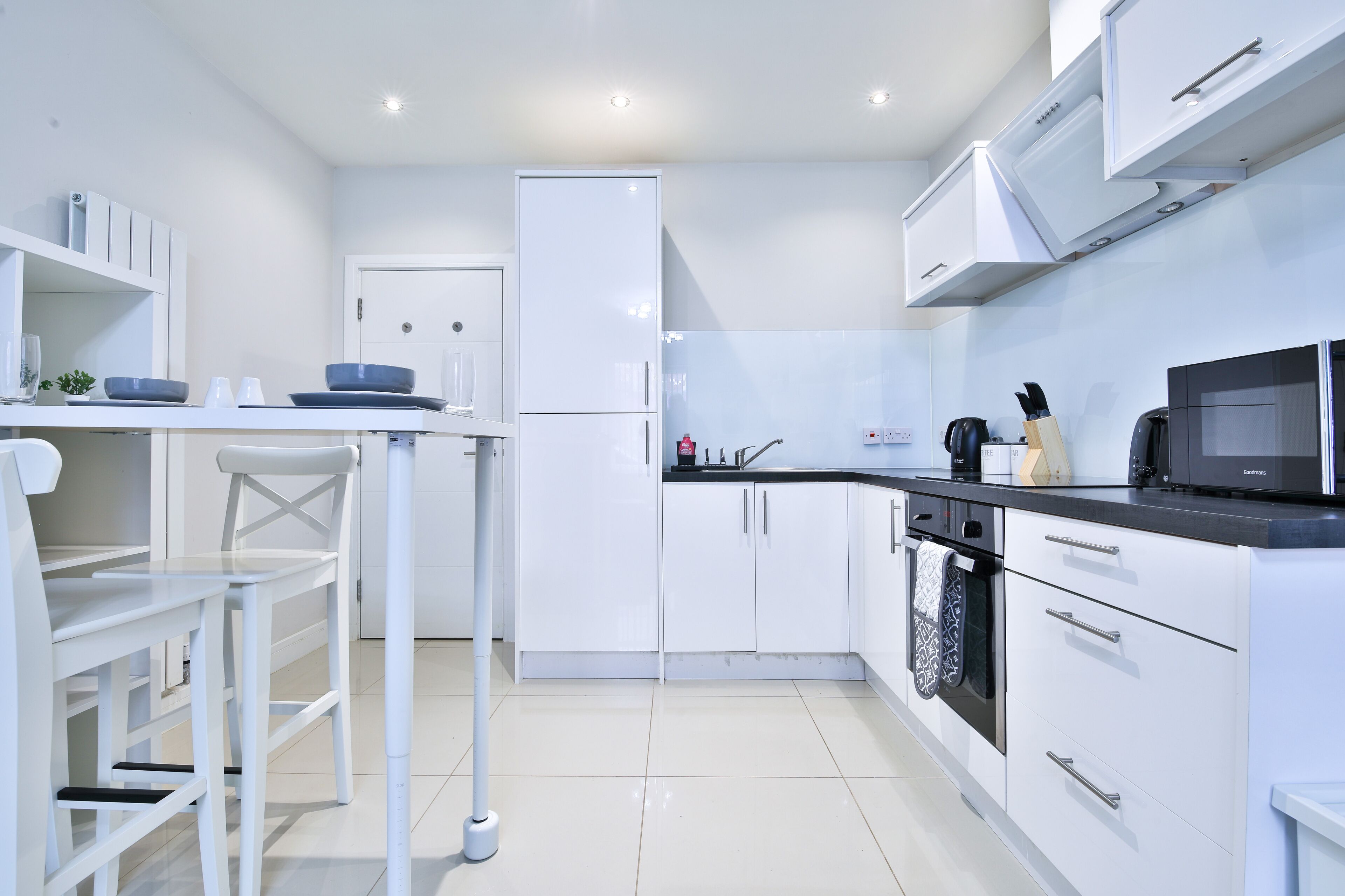 Lemari es besar, microwave, oven, dan kompor