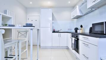 Lemari es besar, microwave, oven, dan kompor