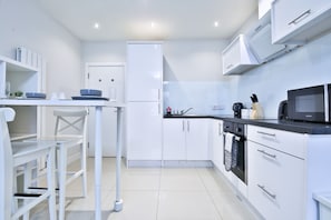 Full-size fridge, microwave, oven, stovetop - 1-Bed City Nest in Cardiff (Cardiff)