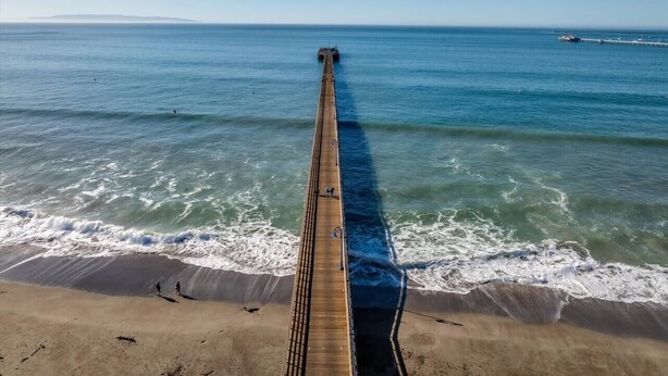 A long pier extending into the ocean with a clear sky above. - Avila with a view! sleeps 5 (Avila Beach)