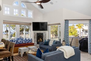 Televisión y chimenea 