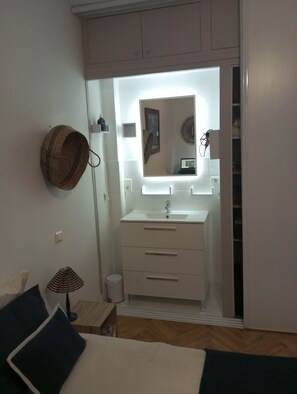 3 habitaciones, escritorio, tabla de planchar con plancha y wifi gratis 
