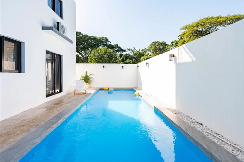 Ultimate ’ Retreat with Pool & Beach Vibes!”