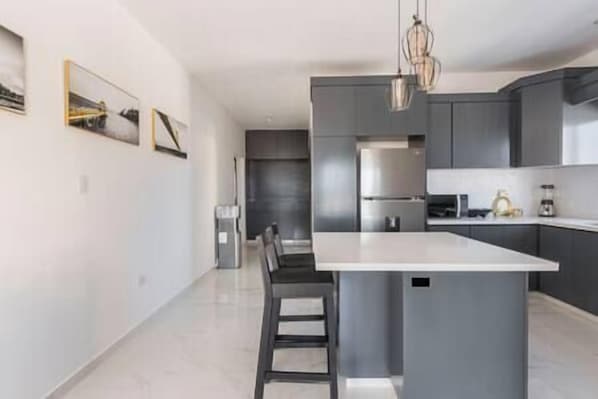 Kjøleskap, mikrobølgeovn, ovn og kokeplater