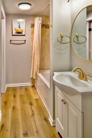 Jetted tub, hair dryer, towels, soap - Gateway to Heaven is in Historic Roswell! (Roswell)