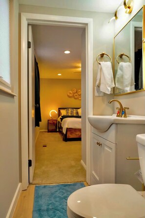 3 bedrooms, travel crib, WiFi, bed sheets