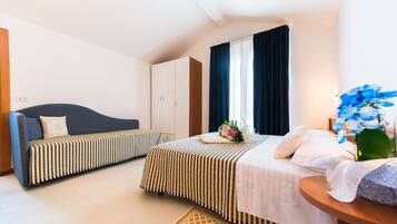 Panoramic Quadruple Room | Minibar, in-room safe, individually decorated, individually furnished