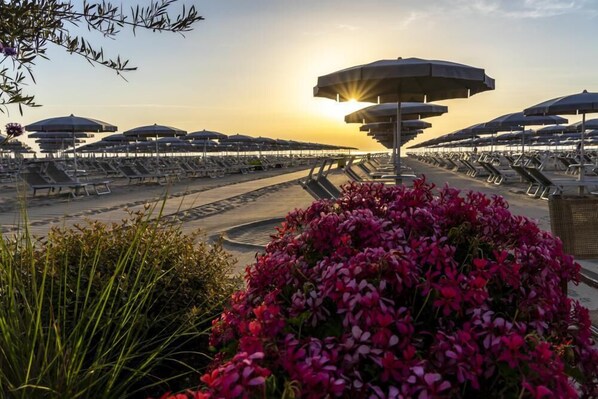 Plage, sable blanc, chaises longues, parasols