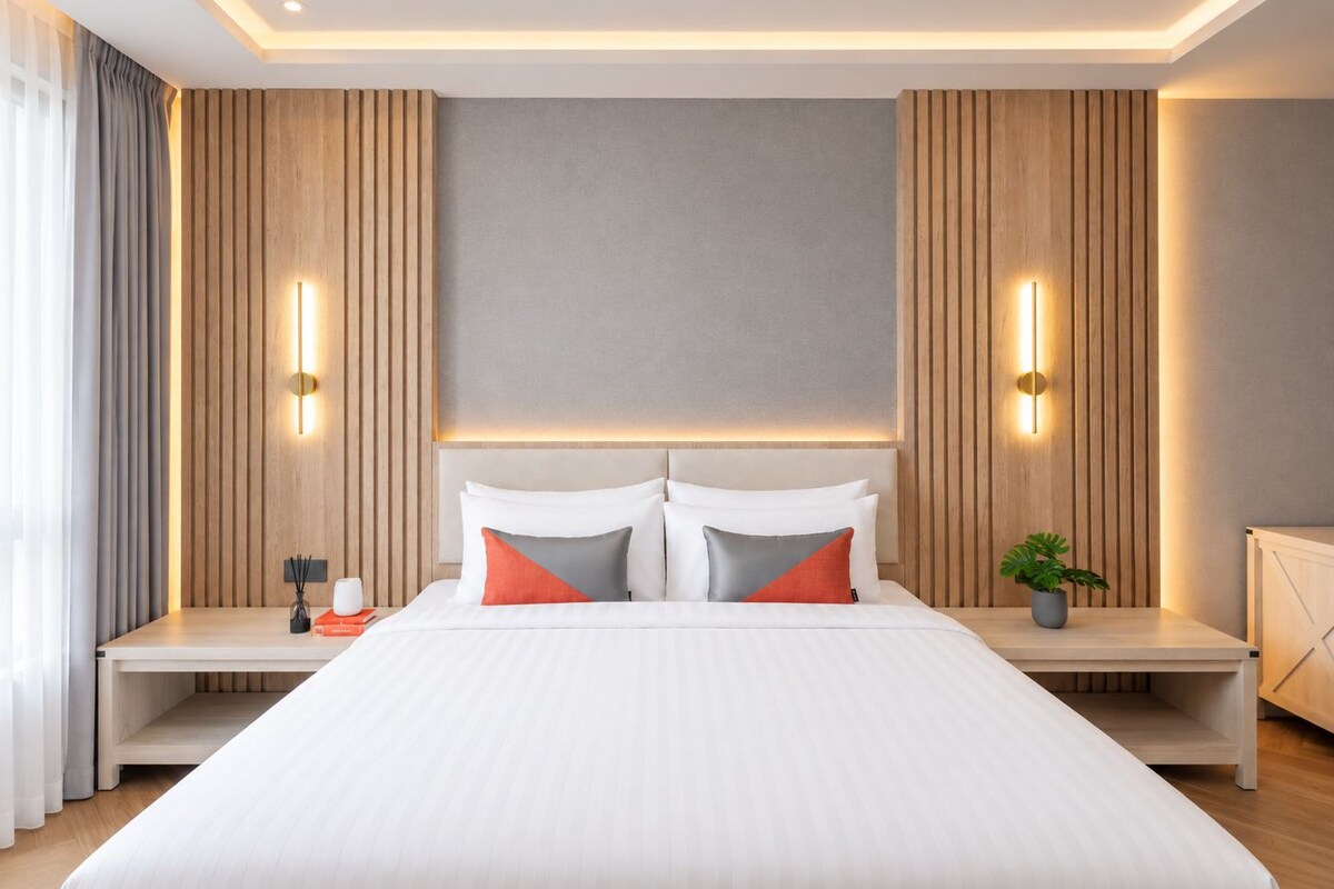 Deluxe Suite | Premium bedding, in-room safe, desk, laptop workspace