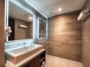 Een douche, een regendouche, milieuvriendelijke toiletartikelen
