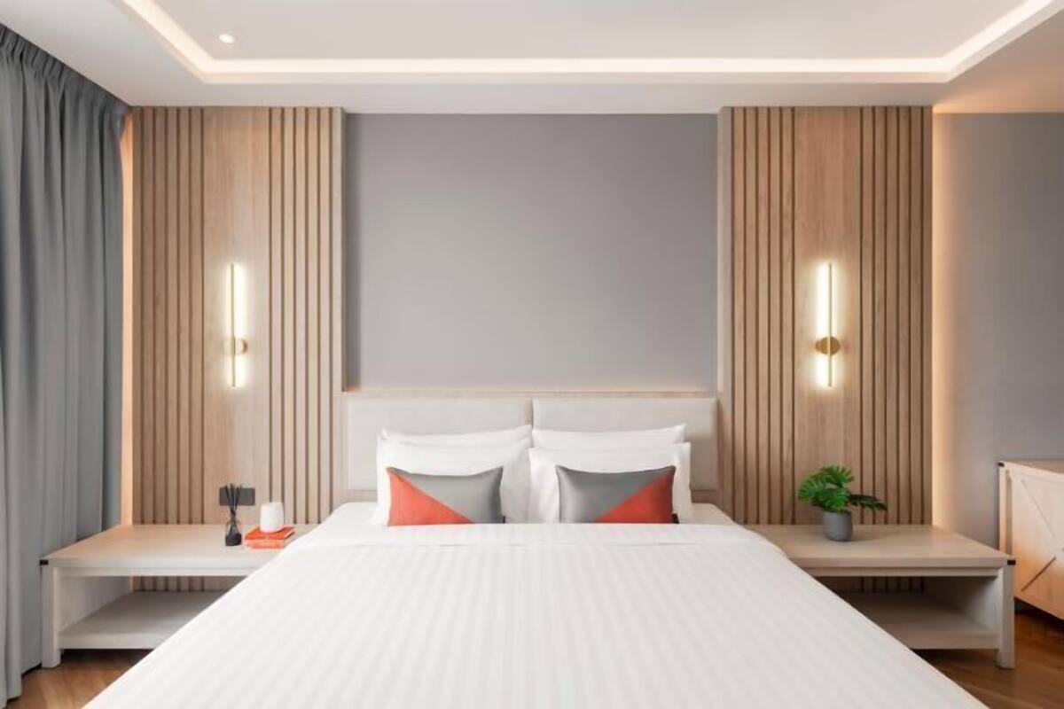 1 bedroom, premium bedding, in-room safe, desk