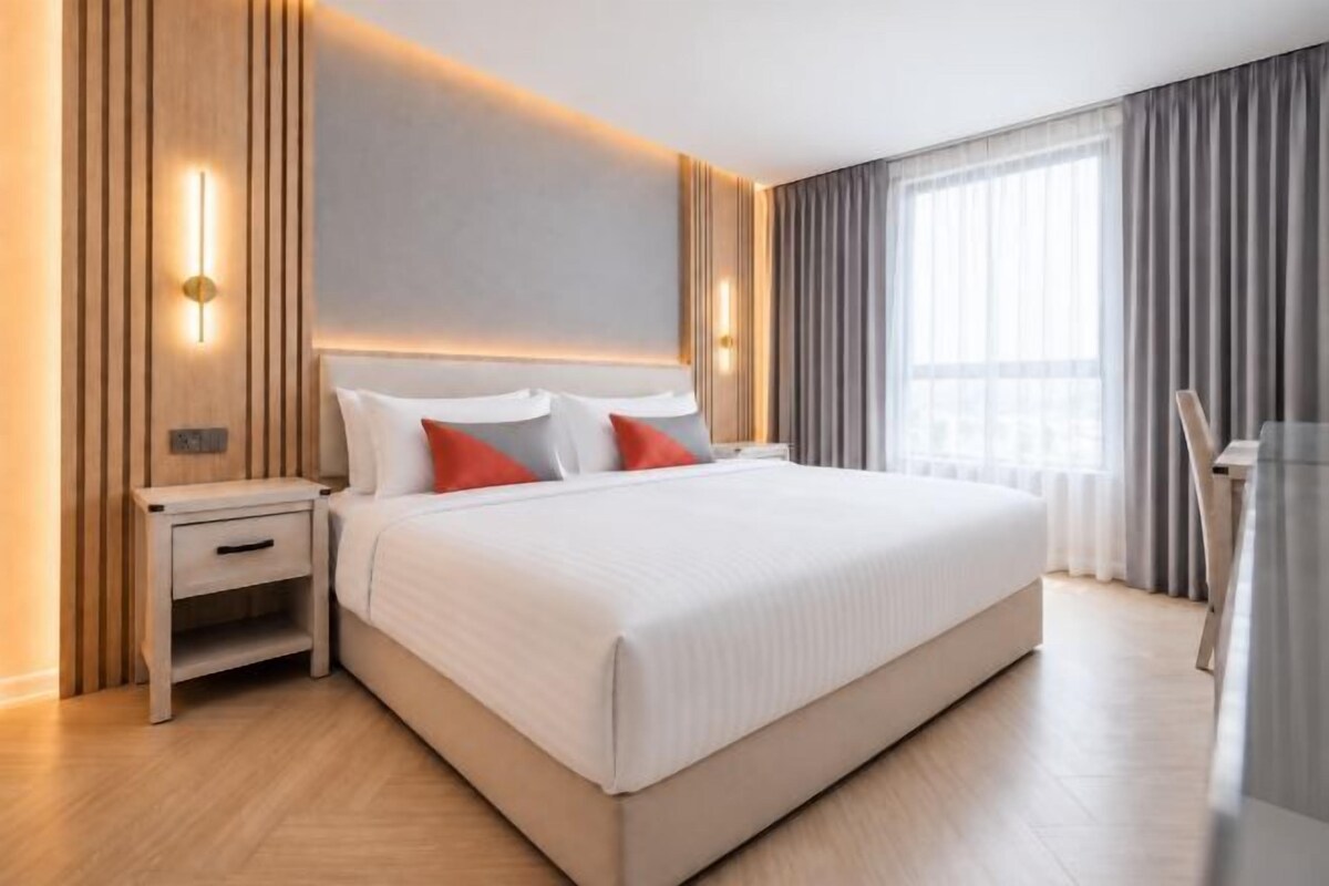 Premium bedding, in-room safe, desk, laptop workspace