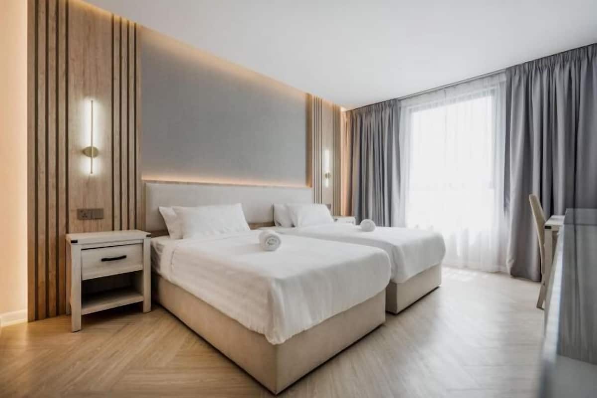 Premium bedding, in-room safe, desk, laptop workspace
