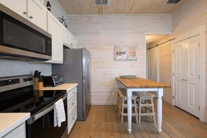 Fridge, microwave, oven, stovetop - Beach Bungalow - 2 Suns (Port Aransas)