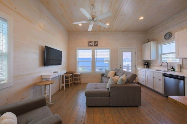 TV - Beach Bungalow - 2 Suns (Port Aransas)
