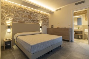 In-room safe, desk, blackout curtains, soundproofing - Goloritzè Room and Breakfast (Baunei)