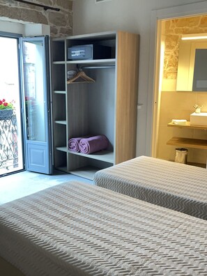 Habitació doble o amb dos llits individuals estàndard | Caixa forta a l'habitació, escriptori i cortines opaques 