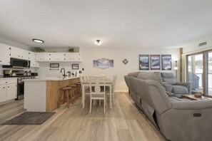 Interior - Newly remodeled condo w/access to shared hot tub & sauna ON SHUTTLE ROUTE (Fraser)