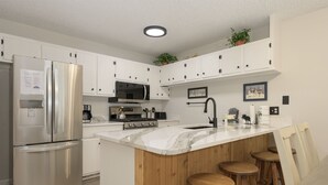 Private kitchen - Newly remodeled condo w/access to shared hot tub & sauna ON SHUTTLE ROUTE (Fraser)