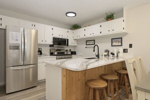 Fridge, microwave, oven, stovetop - Newly remodeled condo w/access to shared hot tub & sauna ON SHUTTLE ROUTE (Fraser)