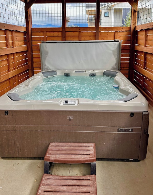 Outdoor spa tub