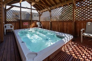 Outdoor spa tub - Newly remodeled condo w/access to shared hot tub & sauna ON SHUTTLE ROUTE (Fraser)