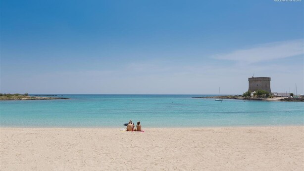 A beach with a tower in the background. - 1694 Villa Michelle - Appartamento 4 (Porto Cesareo)