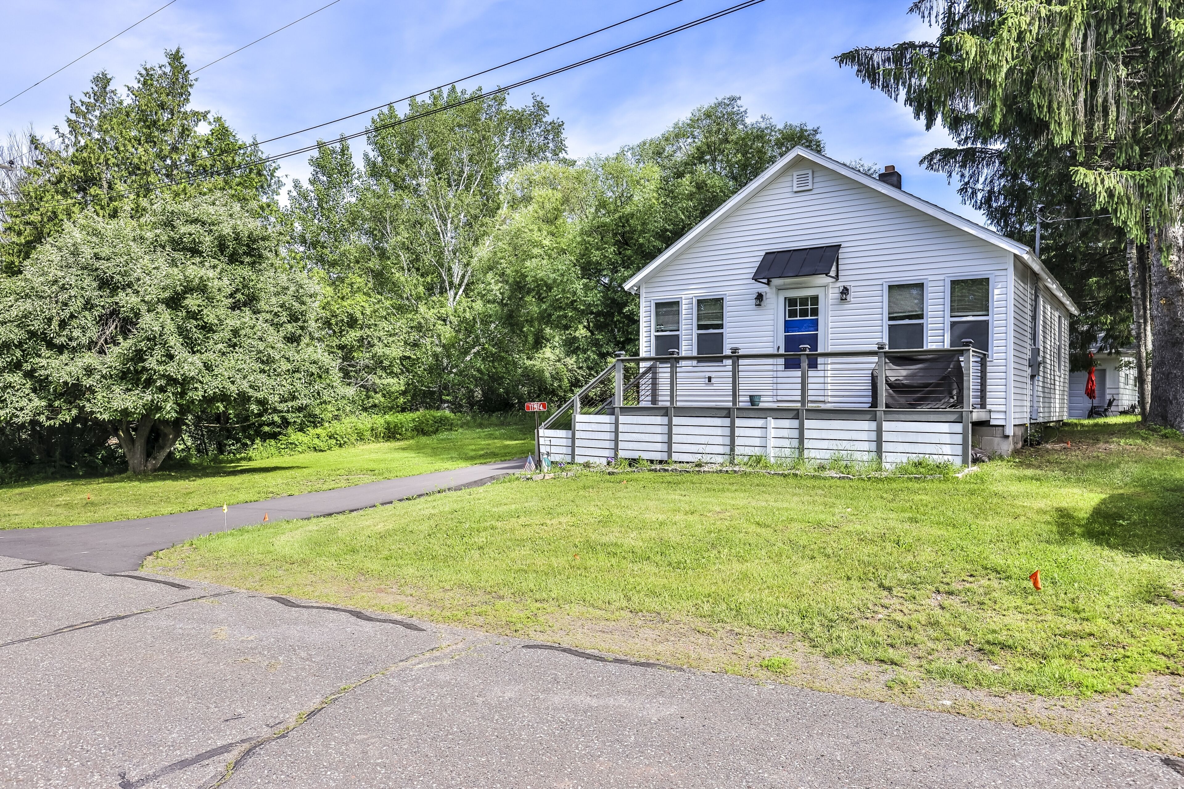 Private & peaceful retreat with great lake views & deck - near skiing - dogs ok