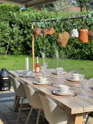 Outdoor dining - Villa June Rosy, Heerlijk Huis in een Bosrijke Omgeving Vlakbij Nijmegen (Wijchen)