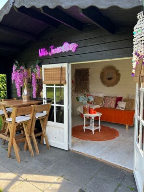 Outdoor dining - Villa June Rosy, Heerlijk Huis in een Bosrijke Omgeving Vlakbij Nijmegen (Wijchen)