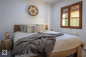 5 bedrooms, iron/ironing board, free WiFi
