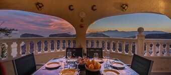 Villa Sunset Rock by Abahana Villas