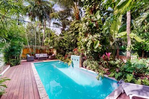 UppvÀrmd pool