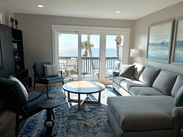 Living area - Oceanfront 3BR/3.5 BA Reno, 6 Seat Golf Cart, 646 Newhaven (Fripp Island)