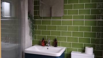 Chambre Triple Familiale, salle de bains attenante, vue cour intérieure | Salle de bain