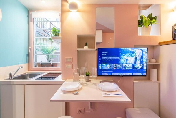 Coffee/tea maker, cookware/dishes/utensils