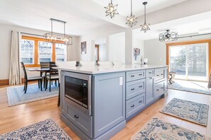 Interior - Family-Ready - Close to UNI - Everything Guests Need (Cedar Falls)