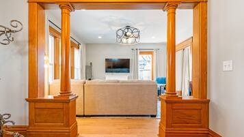 Smart-tv, eldstad och böcker