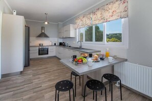Fridge, oven, stovetop, dishwasher