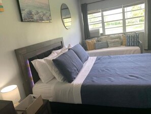 1 bedroom, desk, free WiFi, bed sheets - Walk to the beach, Studio, w/ Pool & FREE Parking (Hallandale Beach)