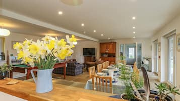 Cottage | Dining