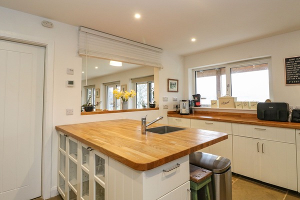 Cottage | Private kitchen | Dishwasher, electric kettle, toaster, cookware/dishes/utensils