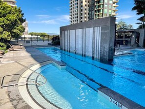 Een verwarmd zwembad