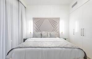 2 bedrooms, individually furnished, iron/ironing board, free WiFi - SuperHost - Downtown Delight 2BR Apt Opposite Burj Khalifa (Dubai)